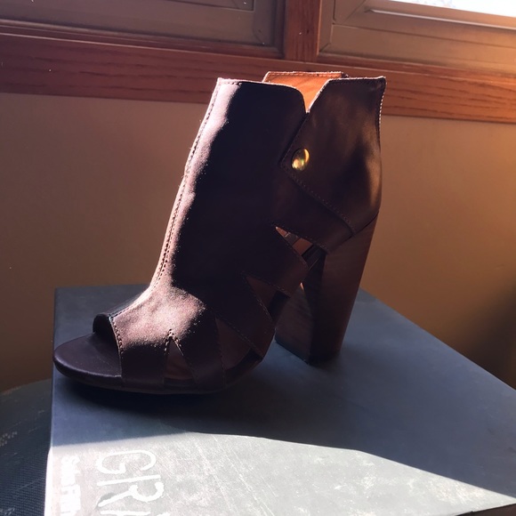 Medium brown open toe heels - Picture 4 of 6